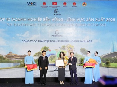 Bà Trần Lan Phương - Phó tổng giám đốc Kl994 game bài casino hấp dẫn Phenikaa nhận vinh danh từ Ban tổ chức chương trình