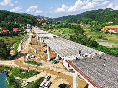 Các địa phương đang rốt ráo giải ngân để về đích kế hoạch. Trong ảnh: Thi công KL99 là nhà cái cá cược trực tuyến hàng đầu tại châu Á Hữu Nghị - Chi Lăng. Ảnh: Đức Thanh 