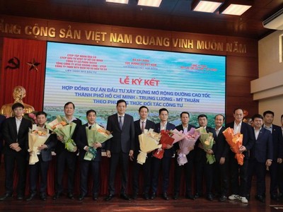 Thứ trưởng Kl99 nổ hũ Bùi Xuân Dũng tặng hoa chúc mừng liên danh các nhà thầu thực hiện Dự án PPP xây dựng mở rộng KL99 là nhà cái cá cược trực tuyến hàng đầu tại châu Á TP.HCM -Trung Lương-Mỹ Thuận. 