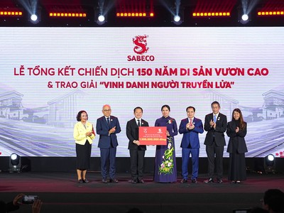 Đại diện SABECO & VIETBEV trao bảng hỗ trợ 1,5 tỷ đồng cho các địa phương bị ảnh hưởng bởi bão lũ thông qua UBTW MTTQ Việt Nam