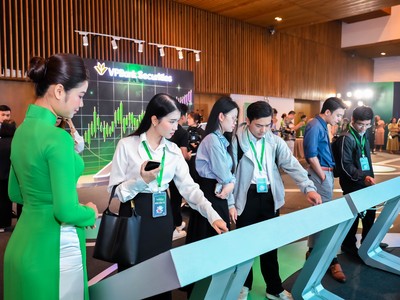 Nhà Kl99ok phiên bản mới trải nghiệm sản phẩm của VPBankS tại roadshow IPO. (Ảnh: VPBankS).