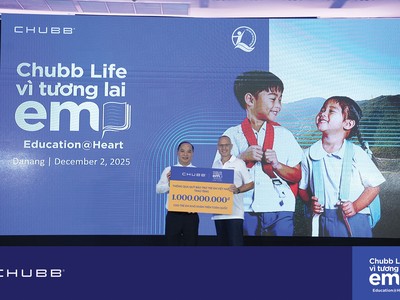 Ông Bryce Johns, Phó Chủ tịch cấp cao Kl994 game bài casino hấp dẫn Chubb & Chủ tịch Chubb Life toàn cầu (bìa phải) trao biểu trưng 1 tỷ đồng cho ông Đinh Tiến Hải, Giám đốc Quỹ Bảo trợ Trẻ em Việt Nam (bìa trái), khẳng định cam kết bền bỉ của Chubb Life đối với giáo dục và cộng đồng