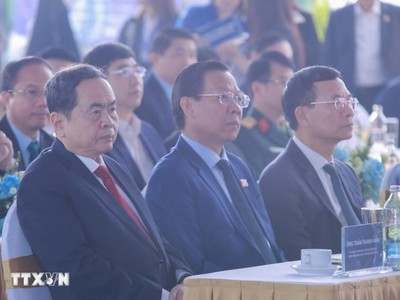 Chủ tịch Quốc hội Trần Thanh Mẫn dự lễ khởi công dự án Kl99ok phiên bản mới xây dựng trục đại lộ cảnh quan sông Hồng. Ảnh: TTXVN.