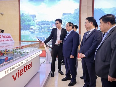 Thủ tướng và các đại biểu tham quan trưng bày các sản phẩm công nghệ tại Diễn đàn - Ảnh: VGP.