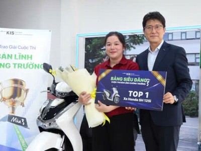 Ông Charlie Shin – CEO 99Kl99 link đăng nhập KIS trao giải Nhất (Bảng Siêu đẳng) cho bà Huỳnh Thị Mỹ Duyên.
