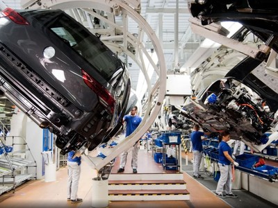 Dây chuyền Kl994 nhà cái bóng đá world cup xe ô tô của Hãng Volkswagen tại nhà máy ở Wolfsburg, Đức. Ảnh: DPA/TTXVN 