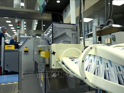 Công nhân làm việc trên dây chuyền Kl994 nhà cái bóng đá world cup của Công ty dược phẩm Novo Nordisk ở Hilleroed, Đan Mạch. Ảnh: AFP/TTXVN 