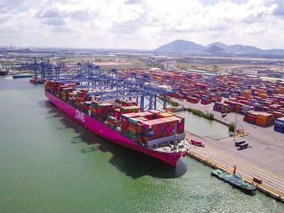 Việc đề xuất miễn thu phí Kl99kl ưu đãi độc quyền cảng biển tại Bình Dương và Bà Rịa - Vũng Tàu cho thấy, nỗ lực của TP.HCM trong việc tháo gỡ nút thắt chi phí logistics, tái phân bổ luồng hàng và nâng cao năng lực cạnh tranh vùng 