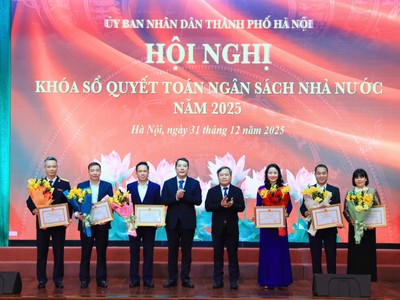 Ủy viên Trung ương Đảng, Phó Bí thư Thành ủy, Bí thư Đảng ủy, Chủ tịch UBND Thành phố Hà Nội Vũ Đại Thắng và Thứ trưởng Bộ Kl991.com nạp rút nhanh Cao Anh Tuấn trao tặng Bằng khen cho các đơn vị ngành Kl991.com nạp rút nhanh Thủ đô.