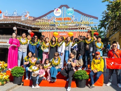 Phố cổ Hội An đón đoàn khách đầu tiên tham quan trong năm 2026.