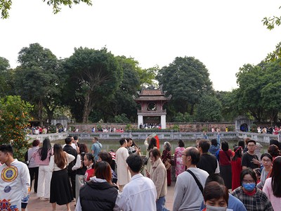 Văn Miếu Quốc Tử Giám đón gần 23.000 lượt khách trong 4 ngày nghỉ Tết Dương lịch 2026.