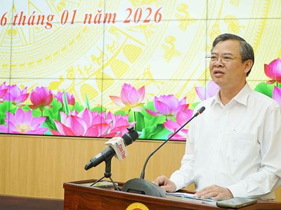 Ông Trương Cảnh Tuyên, Chủ tịch UBND TP. Cần Thơ thông tin về tình hình triển khai các dự án trên địa bàn thành phố, trong đó có Khu hành chính TP. Cần Thơ tại cuộc họp cơ quan báo chí quý IV/2025
