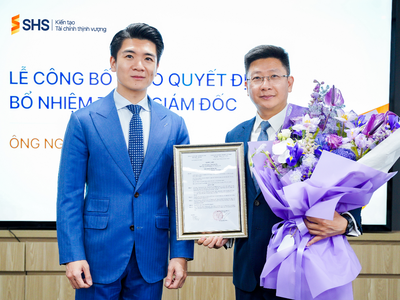 Ông Đỗ Quang Vinh – Chủ tịch HĐQT trao quyết định bổ nhiệm Tổng giám đốc và hoa chúc mừng cho ông Nguyễn Duy Linh