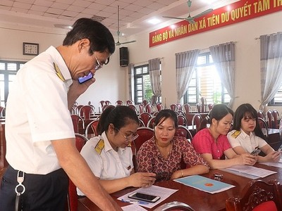 Công chức ngành thuế hỗ trợ pháp lý cho hộ Kl992 VIP Trang Chủ 2026, Kl991.com World Cup 2026 Chính Thức nhỏ và vừa. Ảnh: V. Học