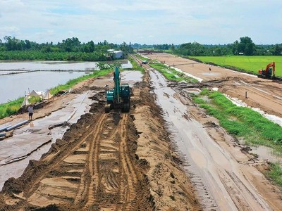 Khu vực Đồng bằng sông Cửu Long có nhiều dự án đang trong giai đoạn tăng tốc thi công dẫn tới nhu cầu nguồn vật liệu rất lớn. Ảnh: Tiến Giang