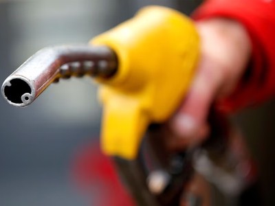 Giá bán lẻ xăng giảm, trong khi các mặt hàng dầu tăng giá từ 15 giờ ngày 22/1. 