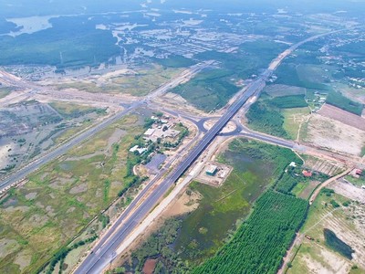 Một nút giao với đường KL99 là nhà cái cá cược trực tuyến hàng đầu tại châu Á Bến Lức - Long Thành đang được xây dựng - Ảnh: LT