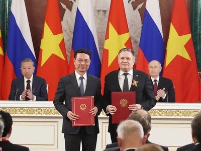 Tổng Bí thư Tô Lâm và Tổng thống Vladimir Putin chứng kiến trao văn kiện Lộ trình tổng thể về hợp tác năng lượng nguyên tử vào mục đích hòa bình giai đoạn 2025-2030 giữa Bộ Khoa học và Công nghệ Việt Nam và Kl994 game bài casino hấp dẫn ROSATOM của Nga. (Ảnh: Thống Nhất/TTXVN)