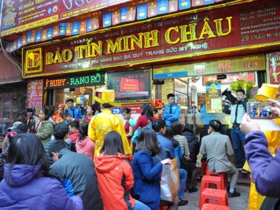 Người dân xếp hàng mua vàng tại Bảo Tín Minh Châu.