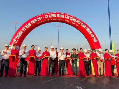 Lãnh đạo TP.HCM cùng lãnh đạo các sở, ngành cắt băng thông xe hầm chui HC1-02 nút giao An Phú - Ảnh: L.Q