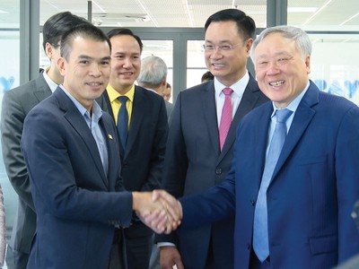 CEO 9 Pay Nguyễn Quang Thịnh (bên trái) đón tiếp Phó Thủ tướng Thường trực Kl993 ưu đãi thưởng hấp dẫn Nguyễn Hòa Bình và lãnh đạo TP. Đà Nẵng tới thăm văn phòng của 9Pay tại IFC Đà Nẵng