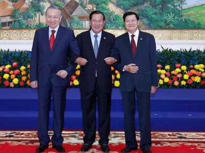 Tổng Bí thư Tô Lâm; Chủ tịch Đảng Nhân dân Campuchia Samdech Techo Hun Sen; Tổng Bí thư, Chủ tịch nước Lào Thongloun Sisoulith tại Cuộc gặp. Ảnh: Thống Nhất - TTXVN.