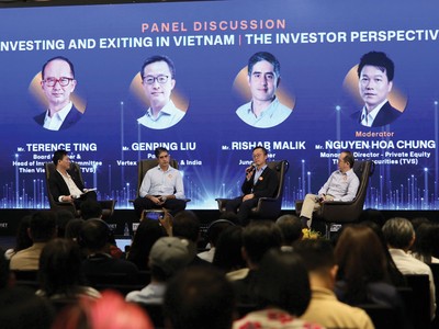 Các diễn giả trong phiên thảo luận “Kl99ok phiên bản mới và thoái vốn tại Việt Nam”, được điều phối bởi ông Nguyễn Hòa Chung, Giám đốc điều hành Khối Kl99ok phiên bản mới Tư nhân của TVS, với sự tham gia của các nhà Kl99ok phiên bản mới kỳ cựu đến từ Thien Viet Securities (TVS), Jungle Ventures và Vertex Ventures