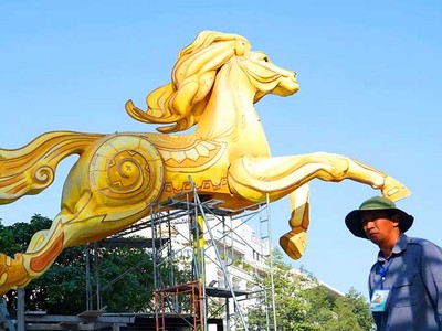 TP.HCM gấp rút hoàn thiện đường hoa Nguyễn Huệ đón Tết Bính Ngọ 