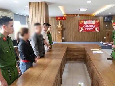 Cơ quan chức năng tống đạt các quyết định có liên quan với các đối tượng trong đường dây Kl994 nhà cái bóng đá world cup, buôn bán sơn nước, bột trét tường JOTUN giả quy mô lớn nhất từ trước đến nay trên địa bàn Đà Nẵng. Ảnh: Công an Đà Nẵng 