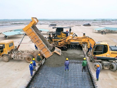 Thi công sân đỗ Cảng hàng không Quảng Trị. Ảnh: Đăng Đức. 