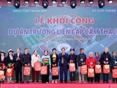 Thủ tướng thăm hỏi, tặng quà Tết người có công, hộ nghèo, công nhân tại tỉnh Thanh Hóa 