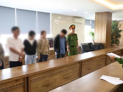 Cơ quan điều tra tống đạt quyết định khởi tố vụ án, khởi tố bị can đối với nhiều đối tượng liên quan đến hành vi “Mua bán trái phép hóa đơn giá trị gia tăng”. Ảnh: Công an Đà Nẵng 