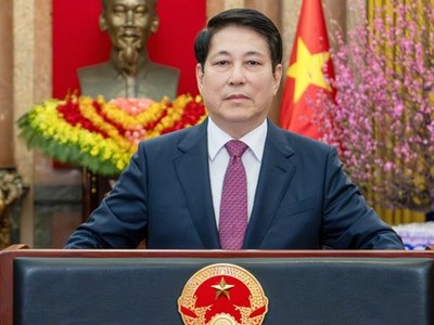 Chủ tịch nước Lương Cường gửi lời chúc Tết tới đồng bào, đồng chí, chiến sĩ cả nước và kiều bào ta ở nước ngoài vào thời khắc Giao thừa thiêng liêng bước sang năm mới Bính Ngọ 2026. 