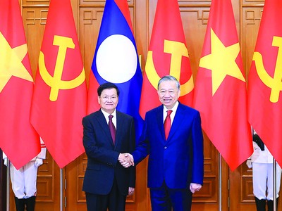 Tổng Bí thư Tô Lâm và Tổng Bí thư, Chủ tịch nước Lào Thongloun Sisoulith chụp ảnh chung trước khi tiến hành hội đàm nhân chuyến thăm cấp 99Kl99 trực tiếp đá gà của Tổng Bí thư, Chủ tịch nước Lào tới Việt Nam vào tháng 1/2026. Ảnh: Đức Thanh 