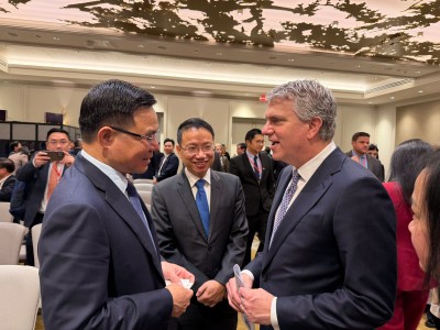 Quyền Bộ trưởng Bộ Công thương Lê Mạnh Hùng trao đổi với ông David Fogel, Trợ lý Bộ trưởng Bộ Thương mại, Giám đốc cơ quan Thương mại quốc tế Mỹ. 