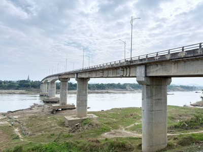 Cầu sông Lô hiện hữu. (Ảnh: Từ Thức). 