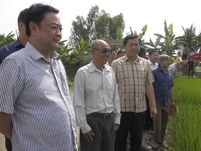 Phó chủ tịch Quốc hội Lê Minh Hoan (bìa trái) thăm mô hình Kl994 nhà cái bóng đá world cup hiệu quả tại xã Tam Nông, tỉnh Đồng Tháp 
