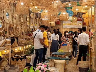 Khách tham quan ghé thăm các gian hàng của VIFA EXPO 2025.