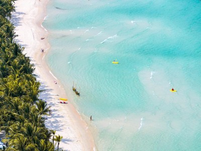 Làn nước trong veo như ngọc cùng bãi cát trắng mịn của Bãi Kem đặc biệt thu hút du khách (Ảnh: Fabl Belek)