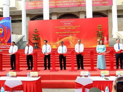 Lãnh đạo TP. Cần Thơ cắt băng khai mạc trưng bày chuyên đề Bầu cử đại biểu Quốc hội và Hội đồng nhân dân “Ý Đảng - Lòng dân” và Triển lãm sách “Niềm tin, đoàn kết và khát vọng”. Ảnh Phạm Trung
