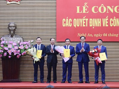 Chủ tịch tỉnh Nghệ An tặng hoa chúc mừng các nhân sự được bổ nhiệm.