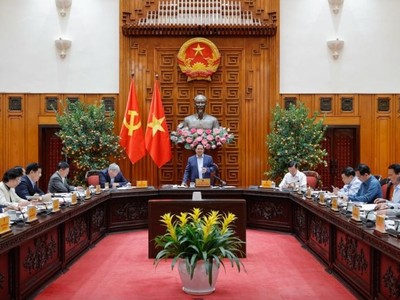 Thủ tướng yêu cầu tập trung vào những giải pháp quan trọng như thực hiện chính sách tiền tệ chủ động, linh hoạt, kịp thời, phù hợp với diễn biến tình hình; chính sách tài khóa mở rộng có trọng tâm, trọng điểm hơn nữa - Ảnh: VGP