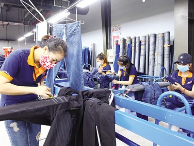 Các Kl991.com World Cup 2026 Chính Thức đã có một khởi đầu tích cực trong năm 2026. Trong ảnh: Kl994 nhà cái bóng đá world cup hàng xuất khẩu tại Công ty Dệt may Phong Phú. Ảnh: L.T