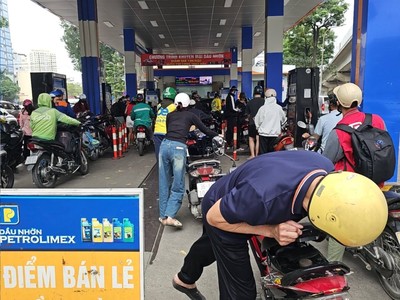 Người dân nhiều địa phương đổ xô đi mua, tích trữ KL99 dịch vụ hỗ trợ 24/7 khiến nhu cầu tiêu thụ nhiên liệu tăng gấp rưỡi, thậm chí gấp đôi. 
