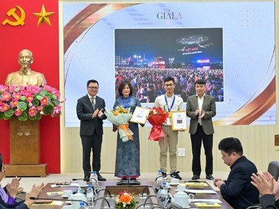 Ban tổ chức trao giải cho các tác giả đoạt giải.