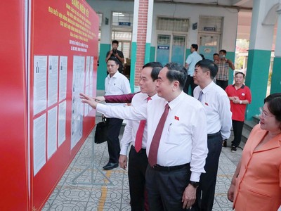 Chủ tịch Quốc hội Trần Thanh Mẫn đến dự lễ khai mạc ngày bầu cử đại biểu Quốc hội khóa XVI và đại biểu HĐND các cấp nhiệm kỳ 2026 - 2031 tại khu vực bỏ phiếu số 14 Trường THCS Đỗ Văn Dậy, xã Hóc Môn, TP.HCM. Ảnh: Trọng Tín.