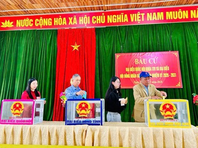 Không khí tưng bừng, rộn ràng ngày bầu cử tại Quảng Ninh 