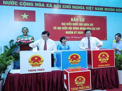 [Ảnh] Nguyên Chủ tịch nước Trương Tấn Sang bỏ phiếu bầu cử tại TP.HCM 