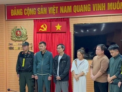 Cơ quan điều tra tống đạt các quyết định, lệnh tố tụng đối với nhóm đối tượng. Ảnh: CAHN