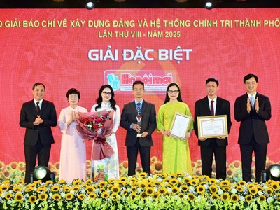 Bí thư Thành ủy Hà Nội Nguyễn Duy Ngọc và Phó trưởng ban Thường trực Ban Tổ chức Trung ương Hoàng Trung Dũng trao giải Đặc biệt cho nhóm tác giả Cơ quan Báo và Phát thanh, truyền hình Hà Nội.